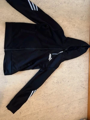 Kofta - Jag säljer en Puma-kofta i storlek L. Den är i bra skick och perfekt för både sport och vardag.                                                                                                                                       Pris: 150 kr                                                Hör av dig om du är intresserad eller har några frågor!