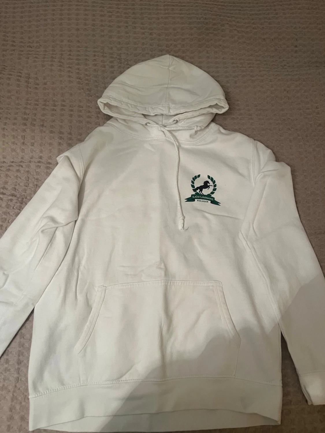 Vit hoodie med tryck från Sjöstjärnans Ridläger - 2