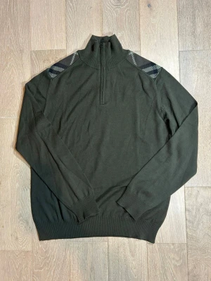 Burberry zip - Storlek M