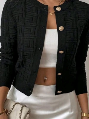 Svart kofta med guldknappar - Snygg svart kofta med strukturerat geometriskt mönster och dekorativa guldknappar framtill. Perfekt att styla över en topp eller klänning för en trendig look.