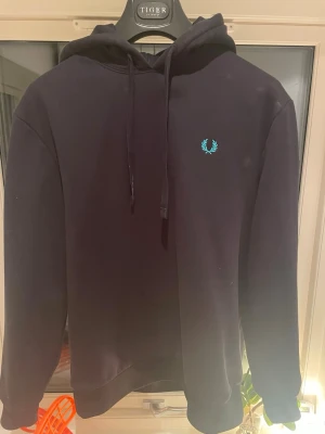 Unik Fred Perry hoodie - Snygg hoodie i bra kvalitet 