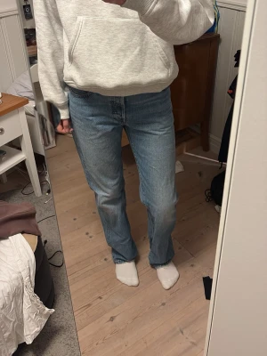 Levi's 501 ljusblå jeans - Säljer ett par Levi's 501 jeans i ljusblå tvätt. Jeansen har rak passform och medelhög midja. Jeansen är använda ett fåtal gånger och i väldigt gott skick.