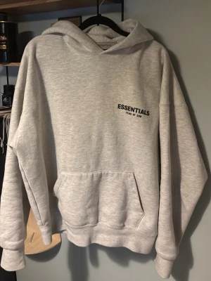 Essentials hoddie  - Här är en skit fräsch essentials hoddie som är perfekt för det kalla vinter vädret. Nypris är runt 1500 och jag säljer den för 1200. MVH Adar pris tagg medföljer. 