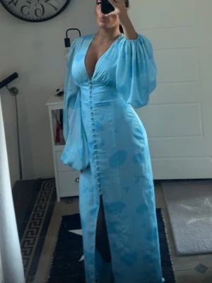 Adoore - Säljer min otroliga adoore klänning då den tyvärr inte används. Har använt den endast 2 gånger men det finns defekter som går att sy hemma!❤️