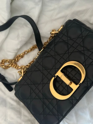 Axelväska - Jätte fin axelväska med gulddetaljer inga skador