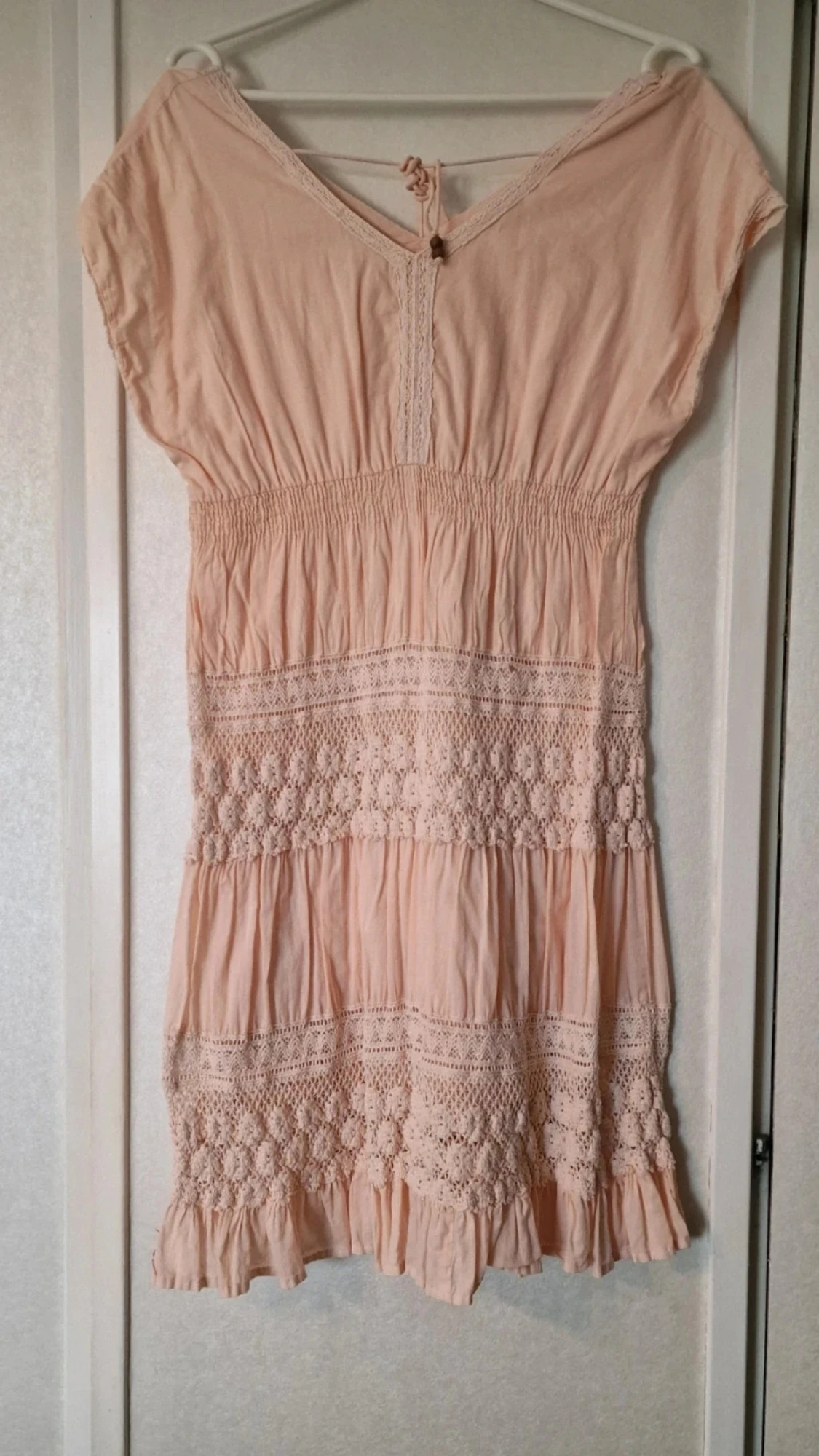 Kort klänning med spetsdetaljer - 1