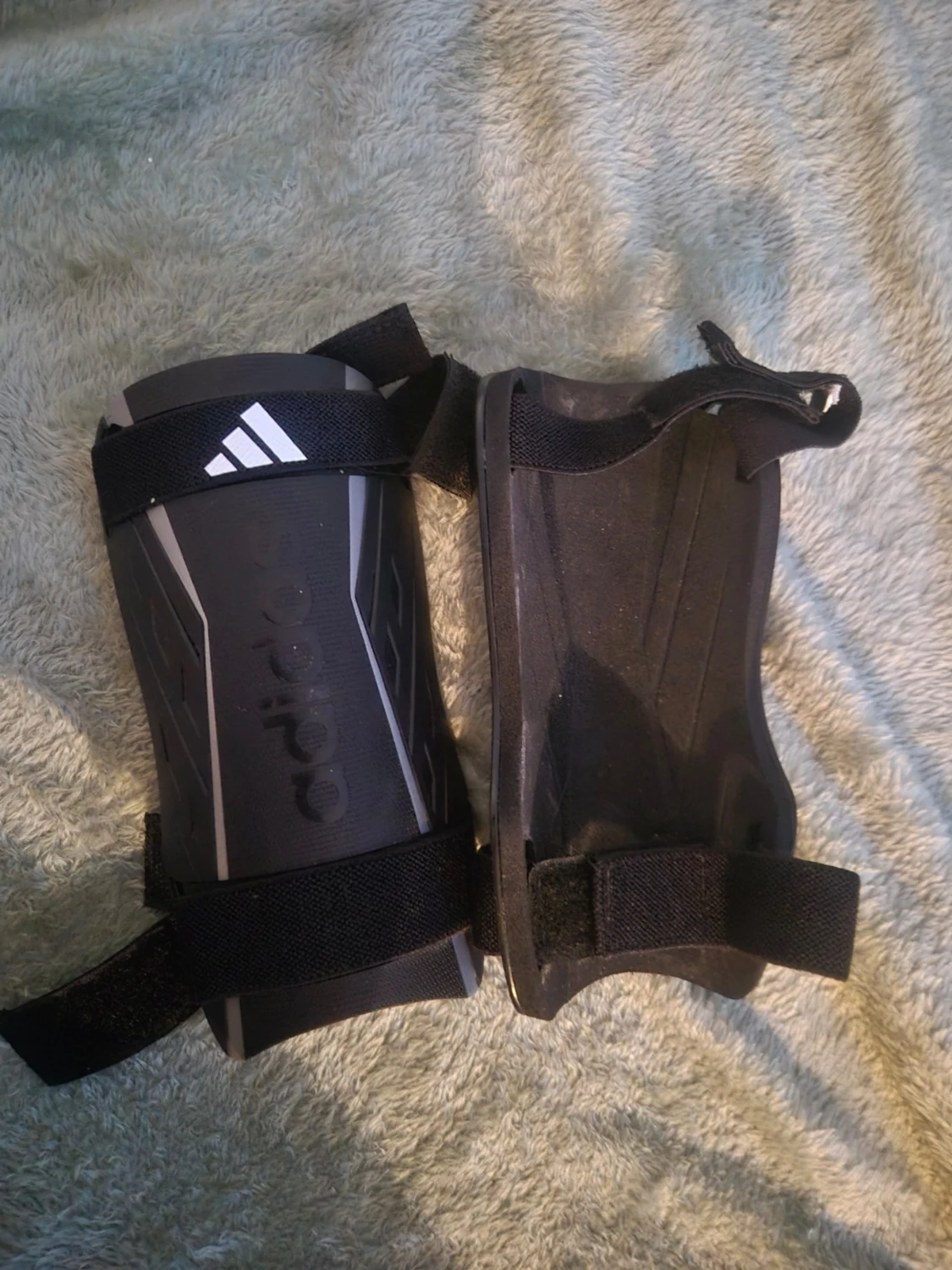 Adidas benskydd svart med vita detaljer - 1