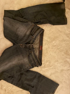 G-star jeans (kan förhandla pris) - Ett par super snygga blåa jeans från g-star. Dem är lågmidjade samt bootcut. Midjemåttet är 37cm rakt över.         Säljer dessa eftersom de inte används 