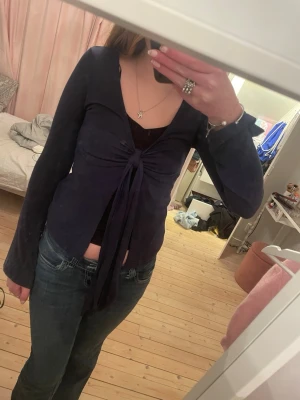 Knyttröja - Jättesöt marinblå knyttröja från Gina Tricot. Lite nopprig men annars inga defekter❤️