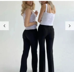 Svarta bootcut kostymbyxor - Svarta kostymbyxor med bootcut passform i storlek xs. Byxorna har låg midja som slutar i en lätt utsvängning. Köpta på plick och är från design by si. 
