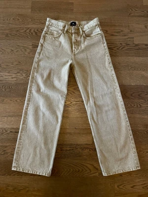 H&M Jeans - H&M "Straight Loose Fit" Jeans. Beige, i storlek 28. Sparsamt använda, i jättefint skick. Säljs pga minskad användning. Bara att höra av dig vid intresse, frågor eller önskan om fler bilder!