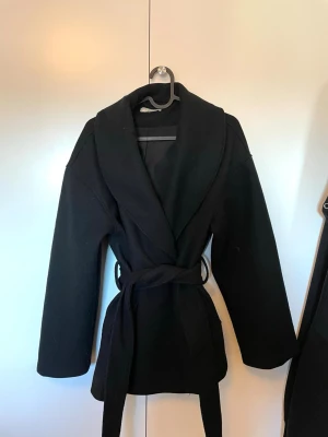 Kort kappa med knytband - Jättebra skick, från Gina. Går att både ha knyten eller öppen utan bandet