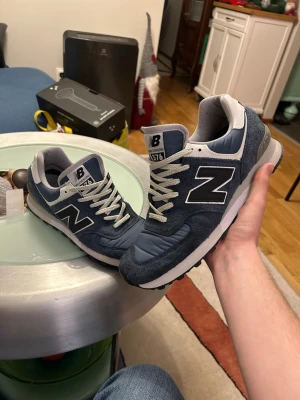 New Balance 576 sneakers - Säljer ett par New Balance 576 sneakers i super bra skick, inga defekter. Storlek 43 men passar även 42. Skriv om ni undrar över något!