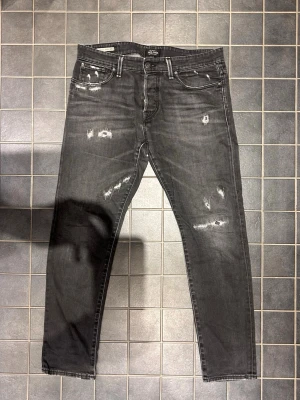 Jack and Jones jeans  - Säljer de här Jack and Jones jeansen i storlek W33 L32 i modellen slimfit/glenn, jeansen har riktigt snygga slitningar och även en riktigt snygg färg, perfekta för vintern/våren, priset är inte fast utan går att diskutera!