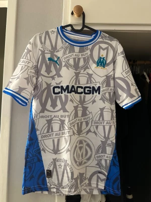 Marseille fotbolls tröja  - Säljer denna Marseille fotbolls tröja då den ej passar mig, aldrig använd. Storlek L men känns som M/S