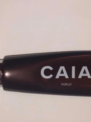 CAIA Maui Liquid Bronzer - Säljer en CAIA Maui Liquid Bronzer i en snygg brun plastflaska med silvrig pump. Perfekt för att ge ansiktet en solkysst glow och fräsch finish. Enkel att applicera tack vare pumpen och passar dig som gillar naturlig bronzing. Flaskan rymmer 50 ml. Knappt använd, färgen var för varm för mig. 