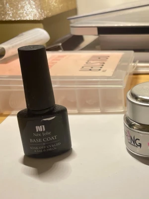 3 stycken base gel/base coat  - Fungerar som lim till gellack, gelnaglar, polygel osv.. Ungefär mer än hälften kvar i alla. 