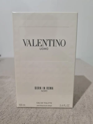 Valentino Uomo Born in Roma Ivory - Stilren och modern Eau de Toilette från Valentino, Born in Roma Ivory. Volym: 100 ml. Ingredienser: alkohol, parfym, aqua, linalool, limonene, coumarin, citral, geraniol, citronellol m.fl. Tillverkad i Frankrike.