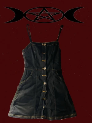 Svart klänning - En jätte snygg jeans klänning i svart färg! Stängs med hjälp av knappar🦇