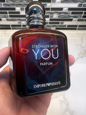 Emporio Armani Stronger With You - Stronger With You Parfum från Emporio Armani, 100 ml. Ingredienser: alkohol, parfym, vatten, kumarin, linalool, limonen, isoeugenol, citroellol, alfa-isometyljonon, eugenol, benzylalkohol, citral, geraniol, kanel, kanelalkohol, benzylbensoat, metyl-2-octynoat. Tillverkad i Frankrike.