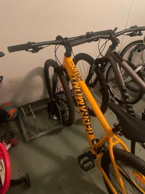 MTB cykel  - Detta är en mtb cykel av märket bergamont. Ett väldigt populärt och bra mtb märke. Har ägt denna cykel i ungefär 7 månader. Har cyklat på den 3-4 gånger så den är i princip som helt ny. Ny pris på denna cykel är 9000 kronor.       Väldigt rolig och bra cykel om du gillar att cykla och speciellt köra i skogen eller hoppa över hopp. Så passa på att köpa denna mtb cykel för ett bra pris!. Cykeln är även i färgen orange vilket gör att den sticker ut mera mvh Vilgot.  Pris= 3000 men inget fast pris!