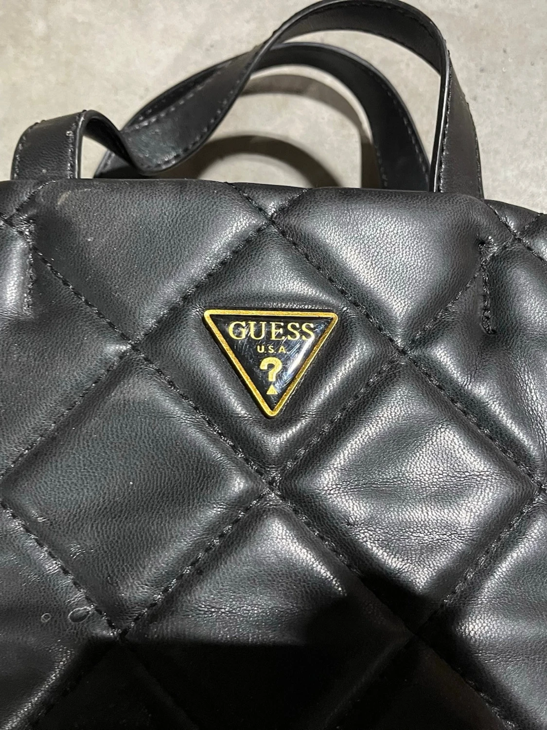 Svart quiltad handväska från Guess - 1