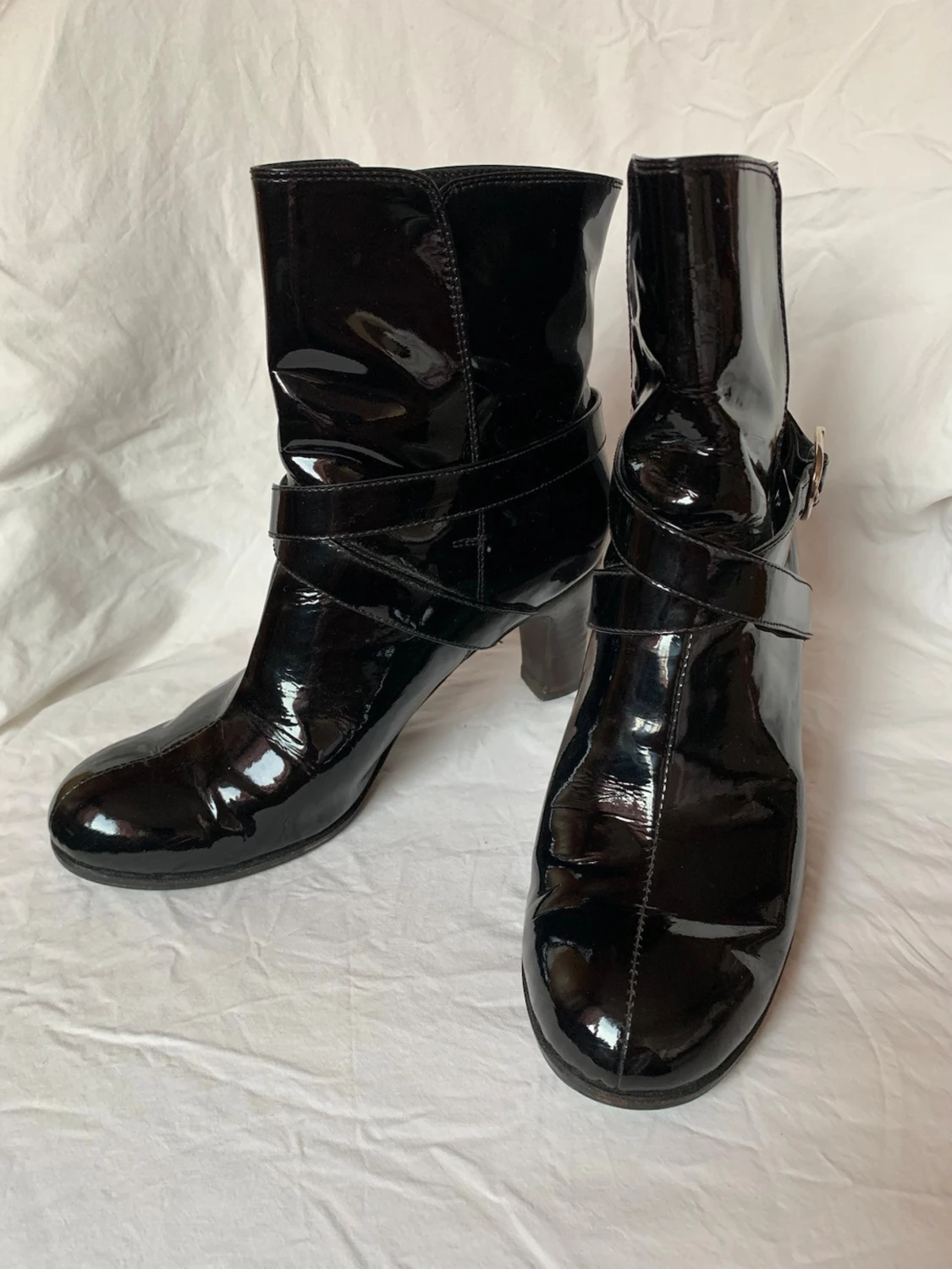 Svarta lackstövletter med klack - 1