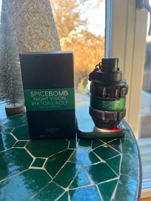 Spicebomb Night Vision EdP 50ml - Spicebomb Night Vision Eau de Parfum från Viktor & Rolf. 50ml. Perfekt för vintern. Ca 80% av innehållet är kvar. Köpt på Boozt. Priset är inte hugget i sten. Hör av er för frågor eller fler bilder!