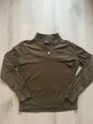 Morris half zip Storlek S - Säljer en olivgrön långärmad tröja från Morris i storlek S. Tröjan har en stilren half zip-dragkedja vid halsen. Skick 8/10 inga synliga defekter, säljer eftersom att den har blivit för liten. (äkta), kontakta mig om du har frågar!