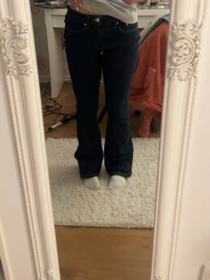 Bootcut mörkblå jeans från Gina tricot - Bootcut jeans i mörkblå tvätt från Gina tricot, fint skick förutom väldigt lite slitage nere vid benen(se bild)🫶🏻 