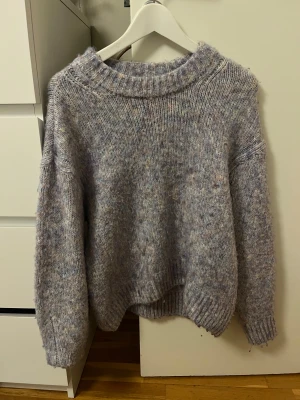 Stickad tröja - Säljer denna tröjan från Vero Moda då den inte används längre. Den är inte använd särskilt mycket och är i mycket bra skick.