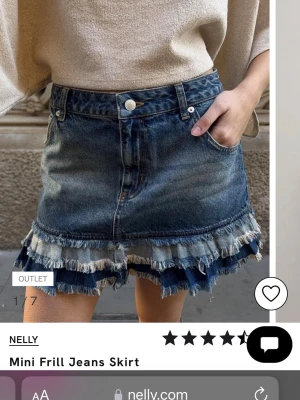 Nelly Mini frill jeans skirt - Säljer min Nelly jeans kjol i mycket bra skick, då jag bara använt den ett fåtal gånger. Säljer pga att den inte passar mig längre. Super söt mini denim kjol i olika blåa nyanser, med volanger och fransar längst ned. En perfekt jeans kjol!🎀 Nypris 599 kr