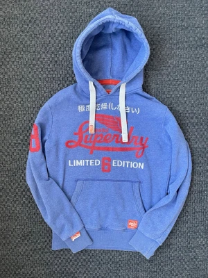 Limited edition vintage 2000s Superdry hoodie - Säljer nu denna sjukt snygga vintage 2000s SuperDry hoodie! Hoodien är ur en limiterad upplaga som ej säljs längre och är därav väldigt eftertraktad 😊 Både varm och bekväm med en perfekt passform🙌Storlek S men passar även M🤩  Skriv vid funderingar 📲🤝