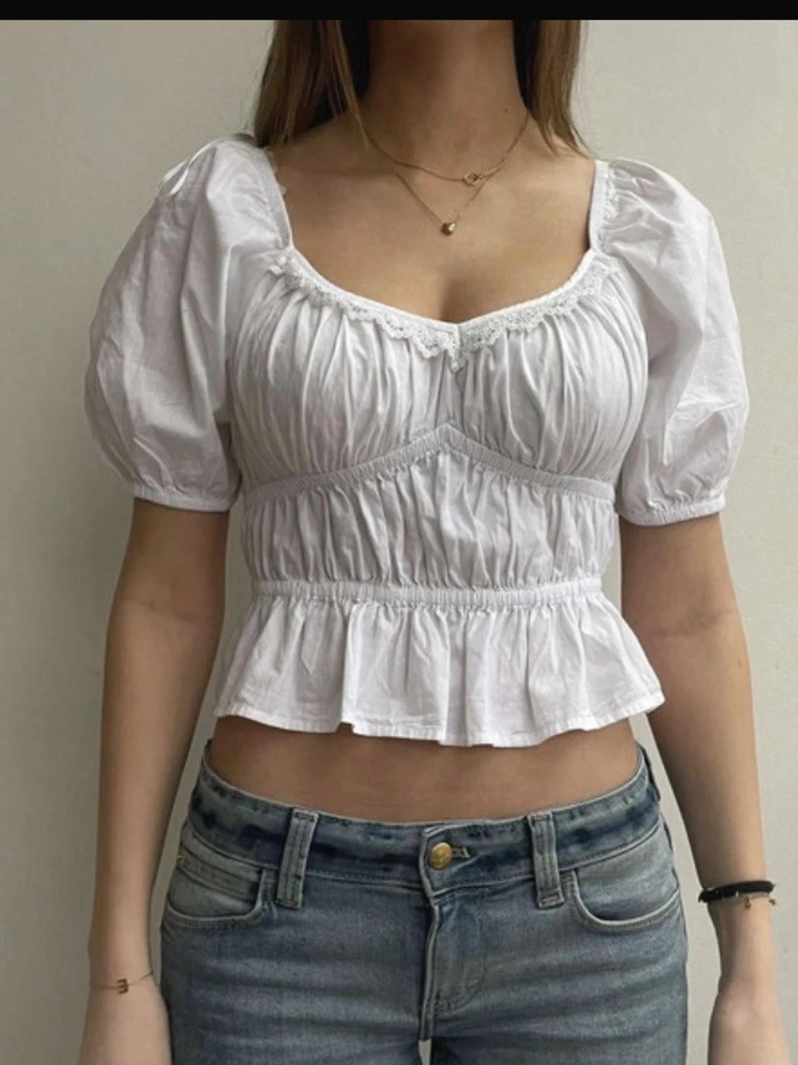 Vit blus med puffärm och spets