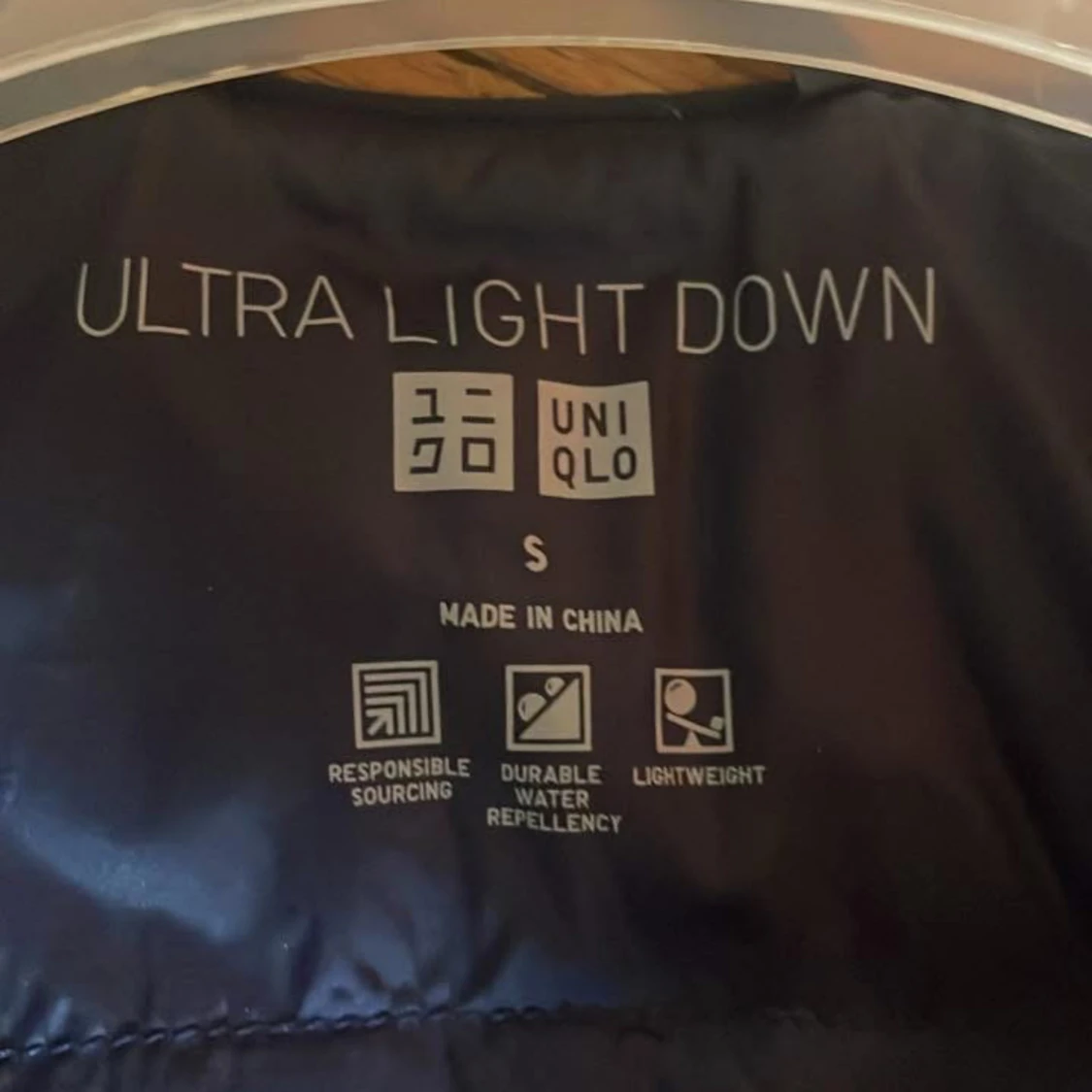 Marinblå dunjacka från Uniqlo  - 1