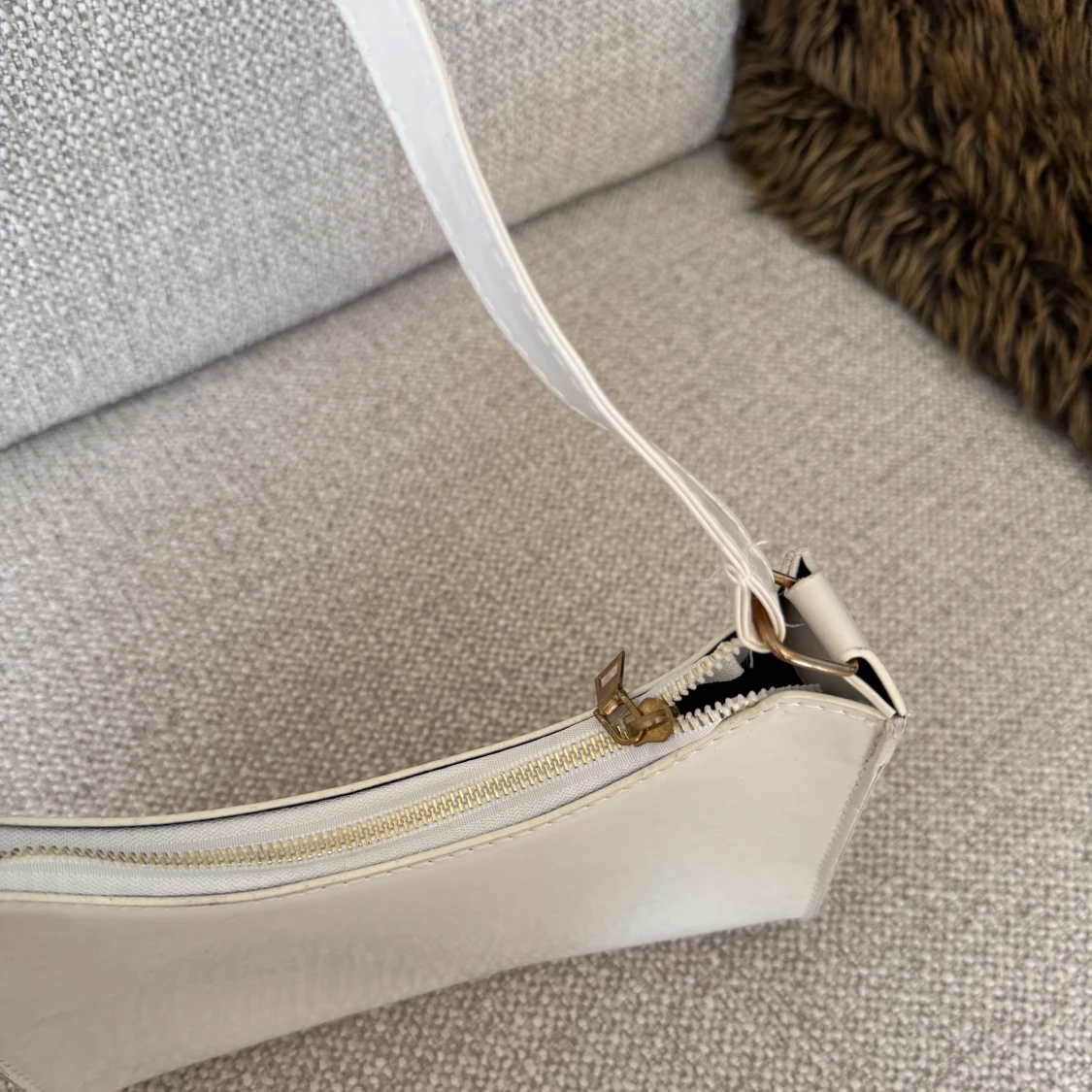 Vit axelväska i glansigt material - 1