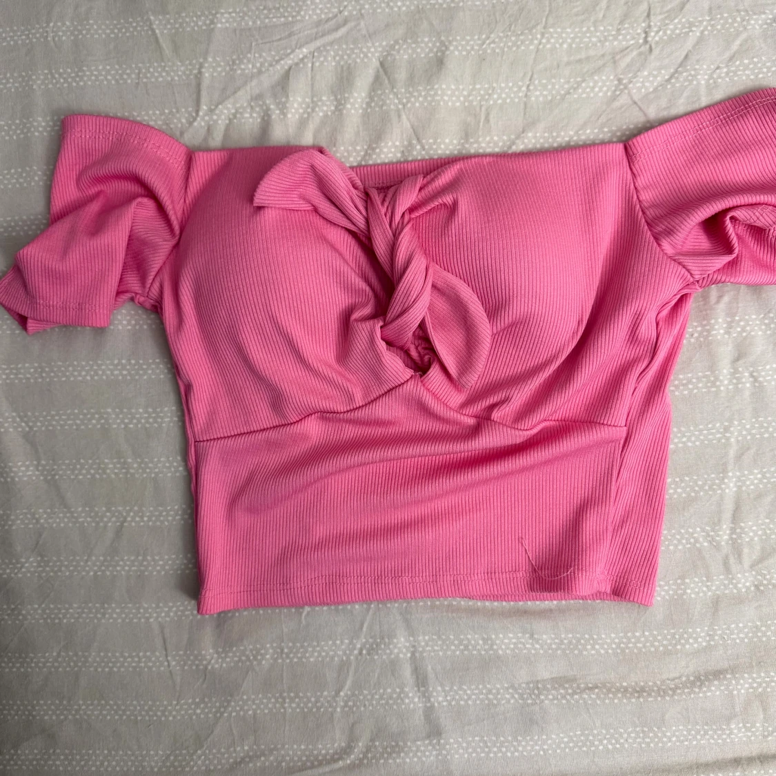 Rosa offshoulder croppad topp med knyt