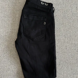 George dondup jeans  - 🧵 Märke: George dondup 📏 Storlek: 33 ✨ Skick: Mycket gott skick / Nästan som nya 🎯 Perfekta både till vardags och när du vill klä upp dig lite extra 📦 Snabb leverans – skickas samma dag! 💌 Har du frågor? Hör gärna av dig – svarar snabbt!