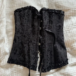 Svart korsett - Svart korsett i storlek S, perfekt för halloween🫶🏼 