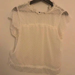 Vit prickig blus med volangkrage - Så söt vit blus!!
