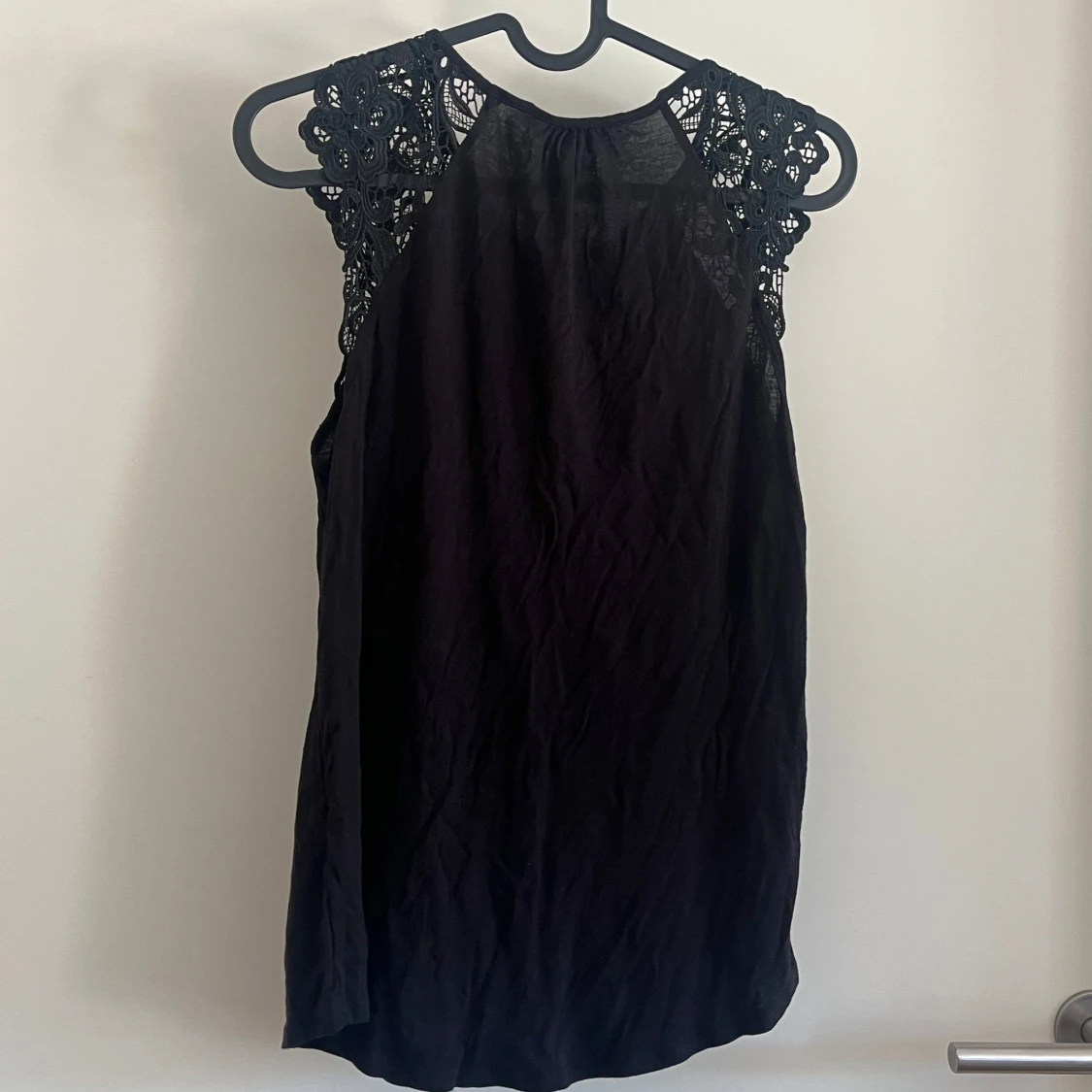 Svart ärmlös topp  - 1