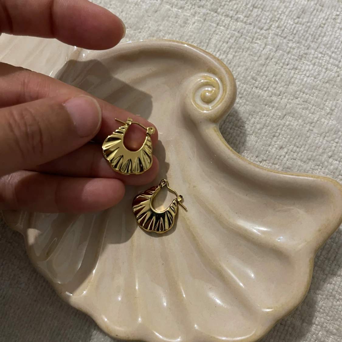 Guldiga örhängen med snäckform - 1