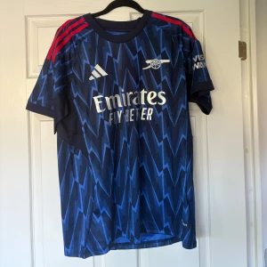 Fotbollströja Arsenal  - Säljer en oanvänd Arsenal replika bortatröja 25/26. Oanvänd! Storlek L