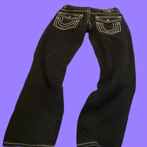 True Religion Jeans - Svarta jeans från True Religion, tvär feta och baggy 🔥🔥