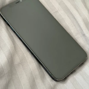 iPhone 13 pro - Snygg iPhone 13 Pro i blått med trippelkamera och platt design. Skärmen och baksidan ser ut att vara i mycket gott skick utan synliga repor eller skador. Perfekt för dig som vill ha en kraftfull mobil med avancerad kamera och elegant utseende. helt ny iPhone me 96 procent batteri hälsa priset kan diskuteras