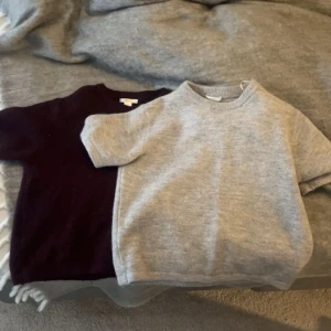 Två stickade tröjor från Gina Tricot - Säljer två stickade tröjor från Gina Tricot i storlek 158/164. En är ljusgrå och den andra är vinröd Båda har korta ärmar, rund halsringning och är i mjukt stickat material. 
