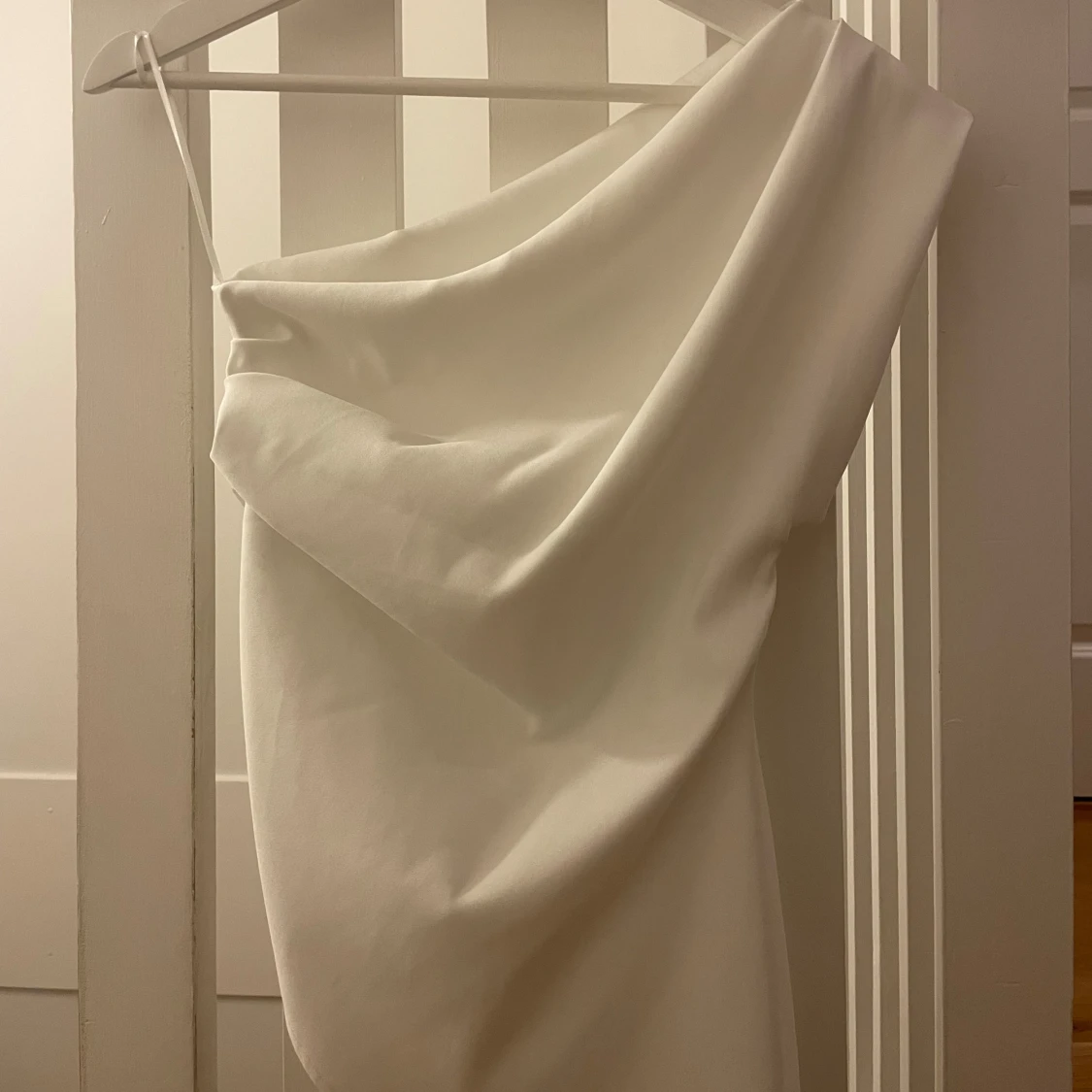 Vit one shoulder blus från Zara