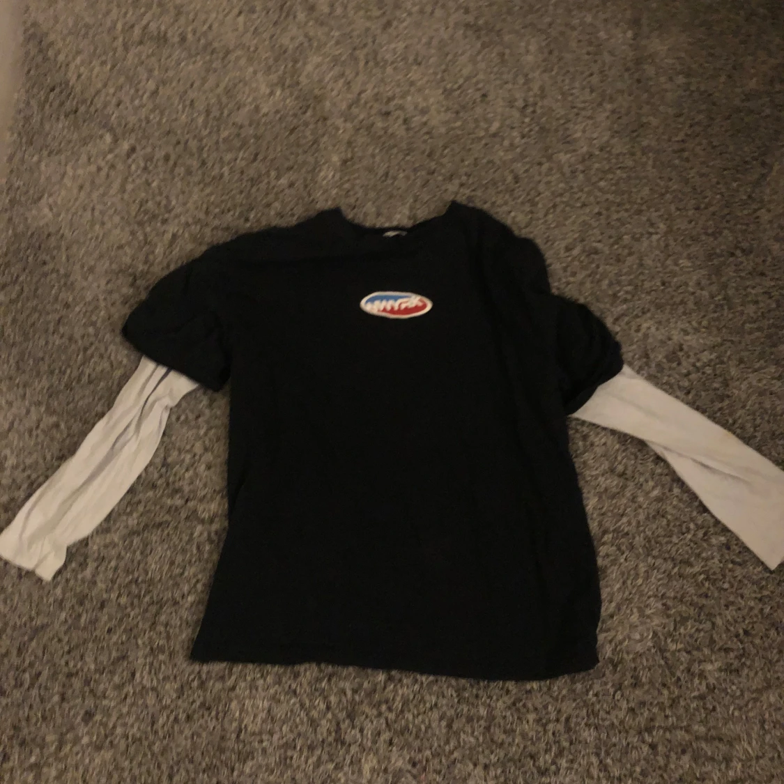 Svart t-shirt med vita ärmar NWYRK