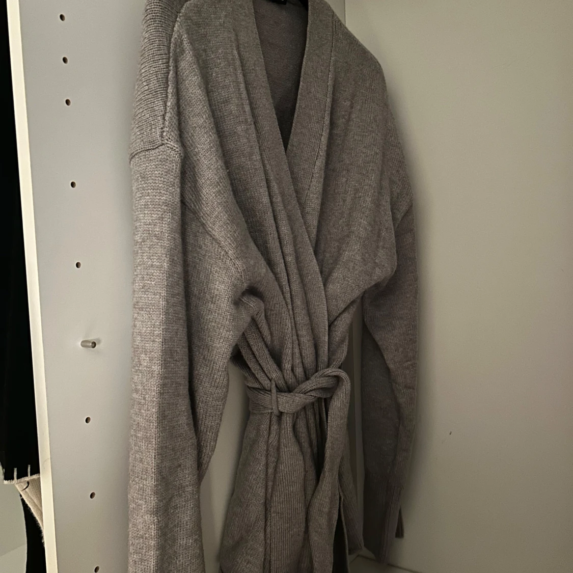 Grå stickad kofta med knytband