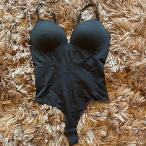 H&m body - Snygg svart body med smala axelband och vadderade kupor som ger extra stöd. Klassisk och stilren modell. Enkel design utan mönster och med en tight passform. Har även en i XS☺️